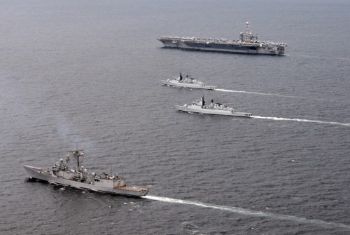 Biên đội trên biển giữa Hải quân Mỹ và Hải quân Malaysia.